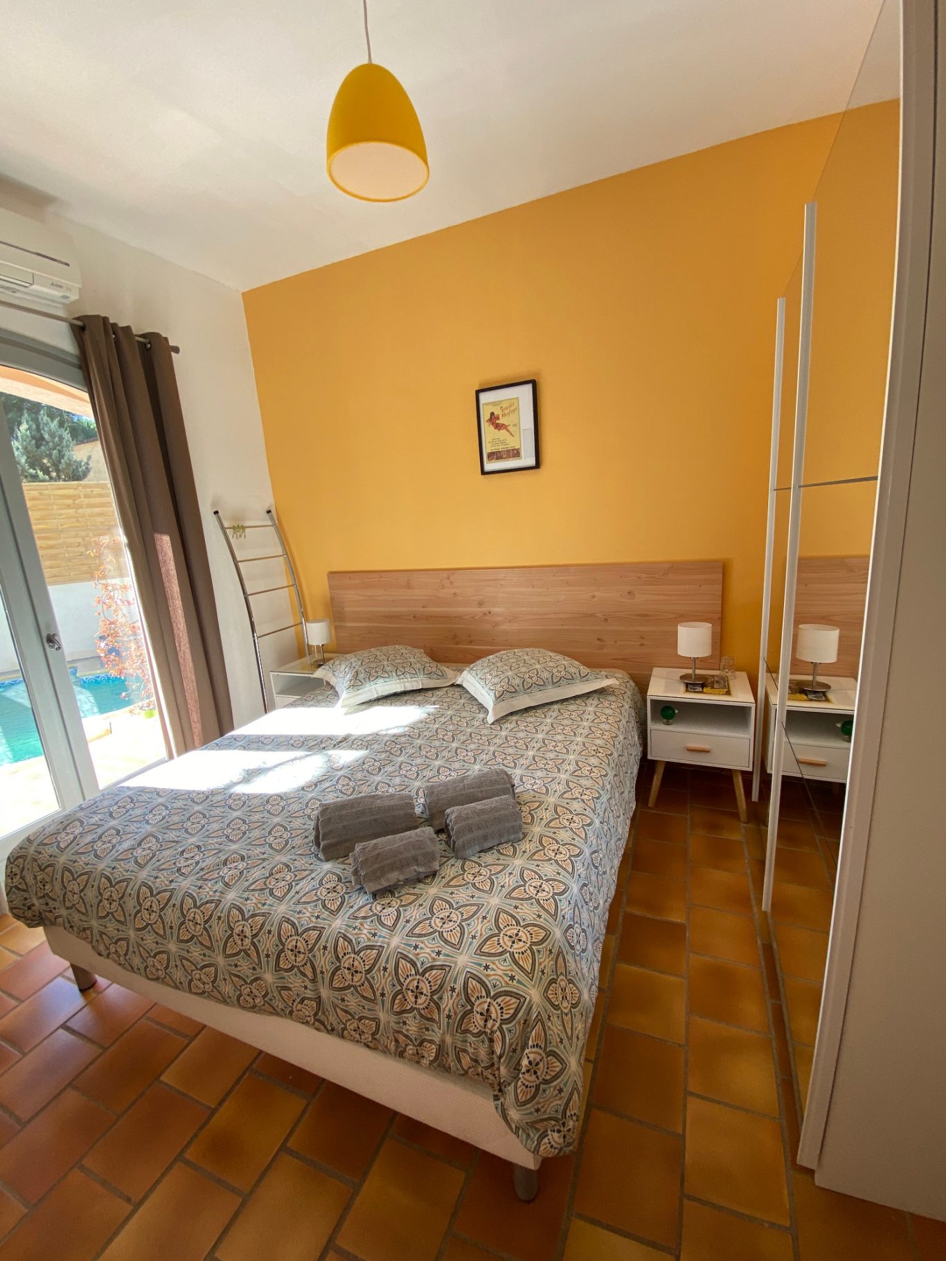 Villa PaulAna chambre jaune rez de piscine Villa PaulAna chambres d'hôtes naturistes Cap d'Agde, chambre jaune rez de piscine